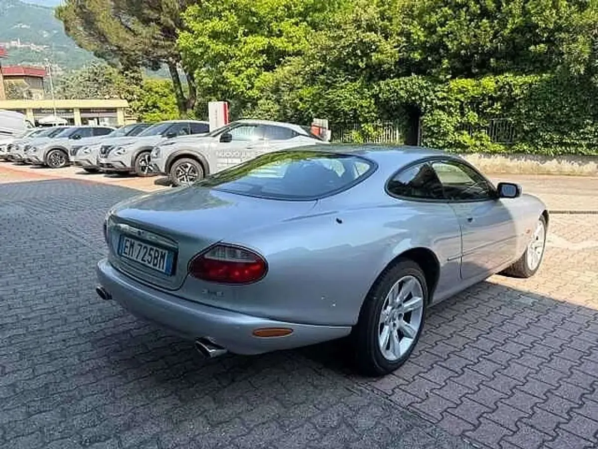 Usata Jaguar XK8 296 CV (217 kW) 2003 Grigio metallizzato Coupé