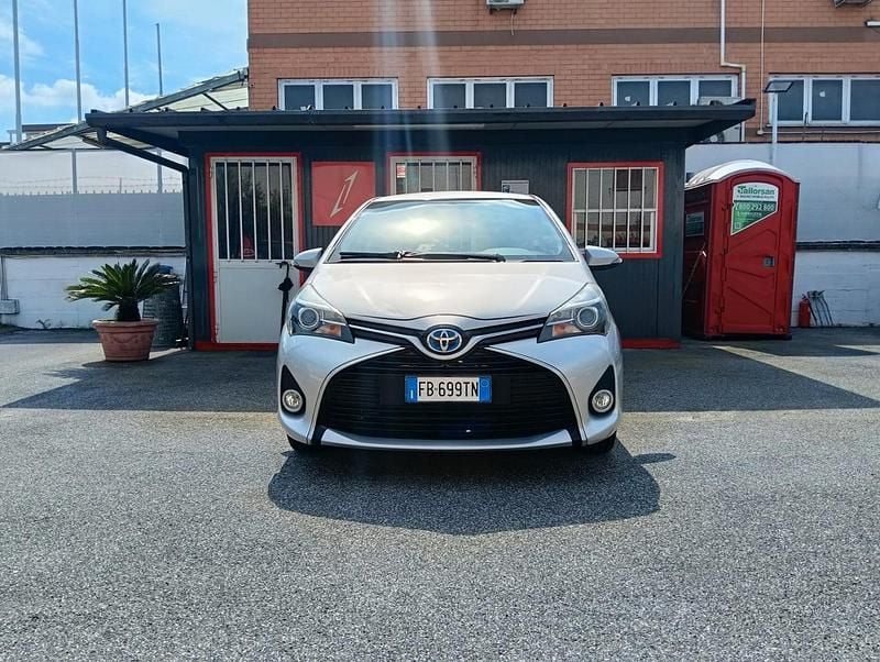 Usata Toyota Yaris Hybrid Active 101 CV (74 kW) 2016 Argento Berlina