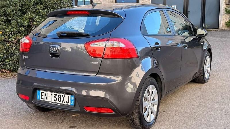 Usata Kia Rio EX 90 CV (66 kW) 2012 Grigio Berlina