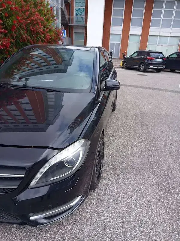 Usata Mercedes B180 Premium 109 CV (80 kW) 2013 Nero Utilitaria