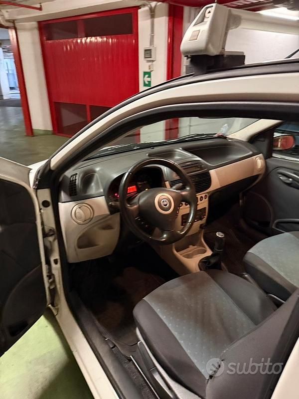 Bianco Usata 2006 Fiat Punto Tre volumi | 1900 € (Buon prezzo) - Immagine 1/4