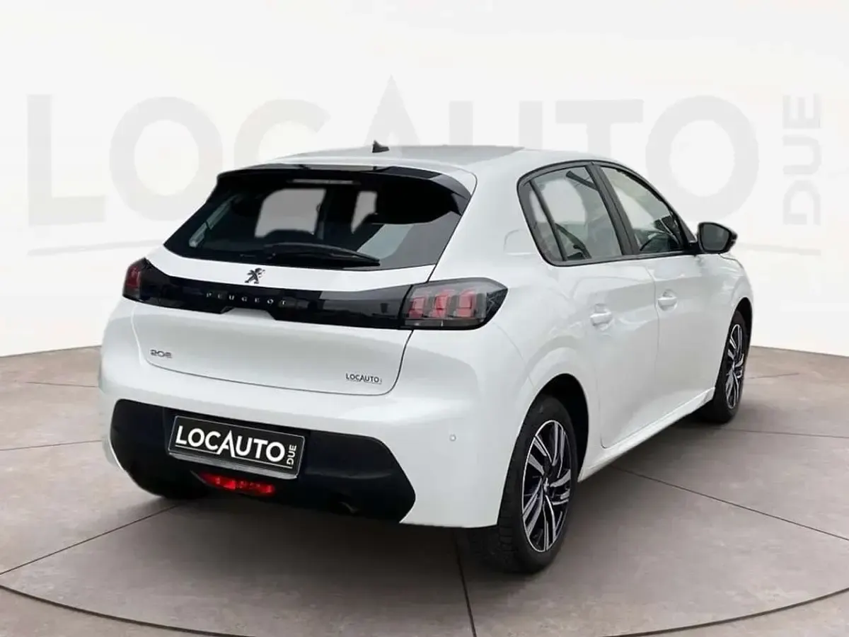 Begagnad Peugeot 208 Active 75 HK (55 kW) 2023 Vit Halvkombi
