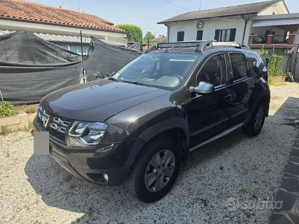 Usata Dacia Duster Lauréate 109 CV (80 kW) 2015 Nero SUV