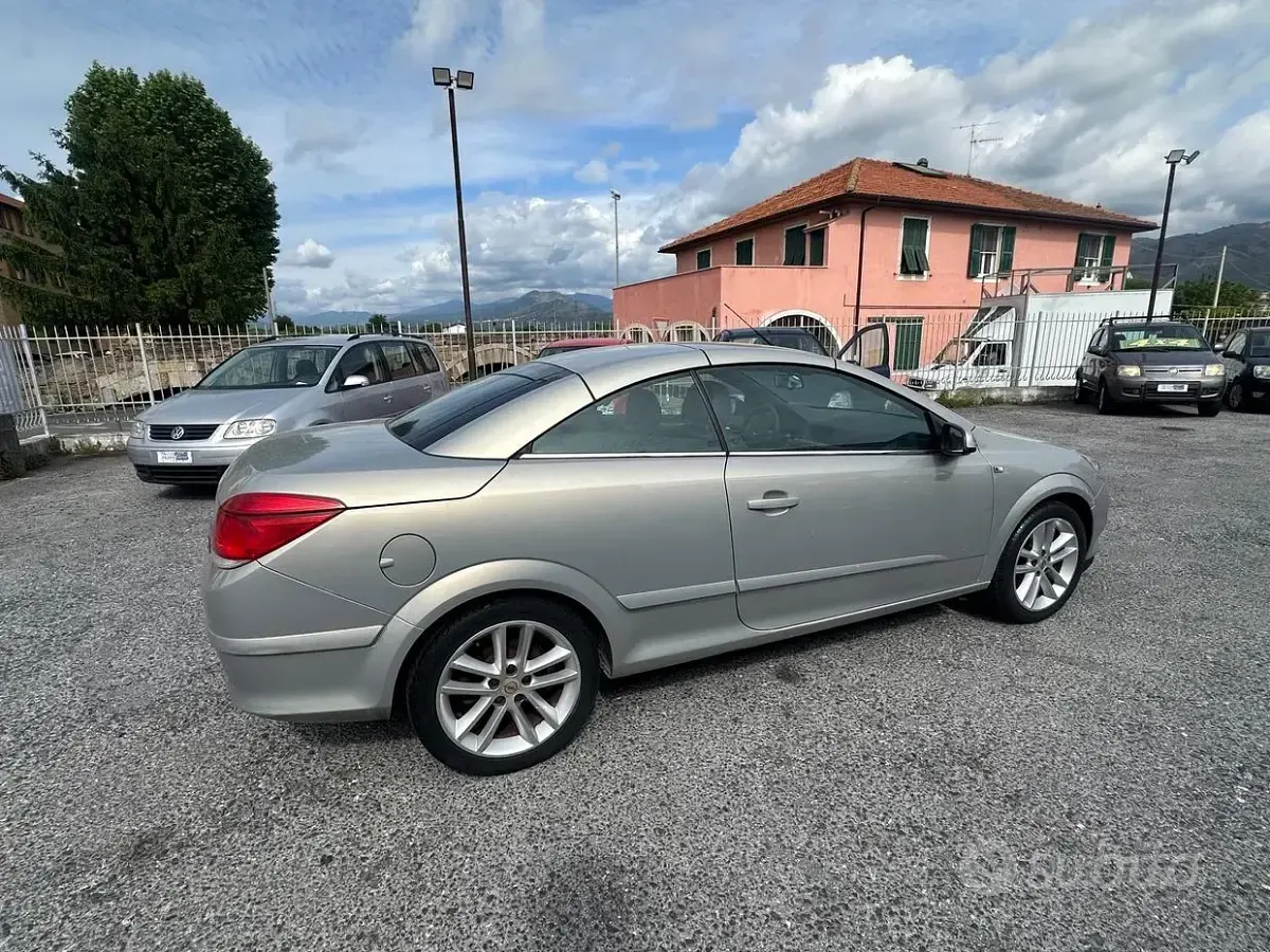 Usata Opel Astra Cabriolet Enjoy 105 CV (77 kW) 2007 Marrone Cabrio
