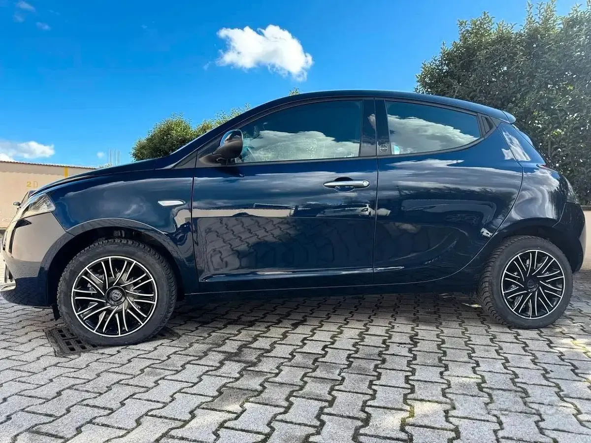 Usata Lancia Ypsilon Gold 69 CV (50 kW) 2021 Blu Utilitaria