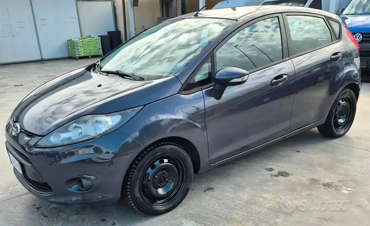 Usata Ford Fiesta 95 CV (69 kW) 2011 Grigio Berlina