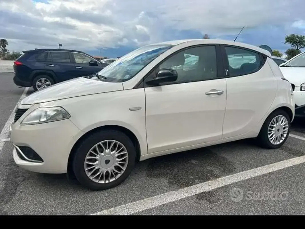 Usata Lancia Ypsilon Gold 69 CV (50 kW) 2016 Beige Utilitaria
