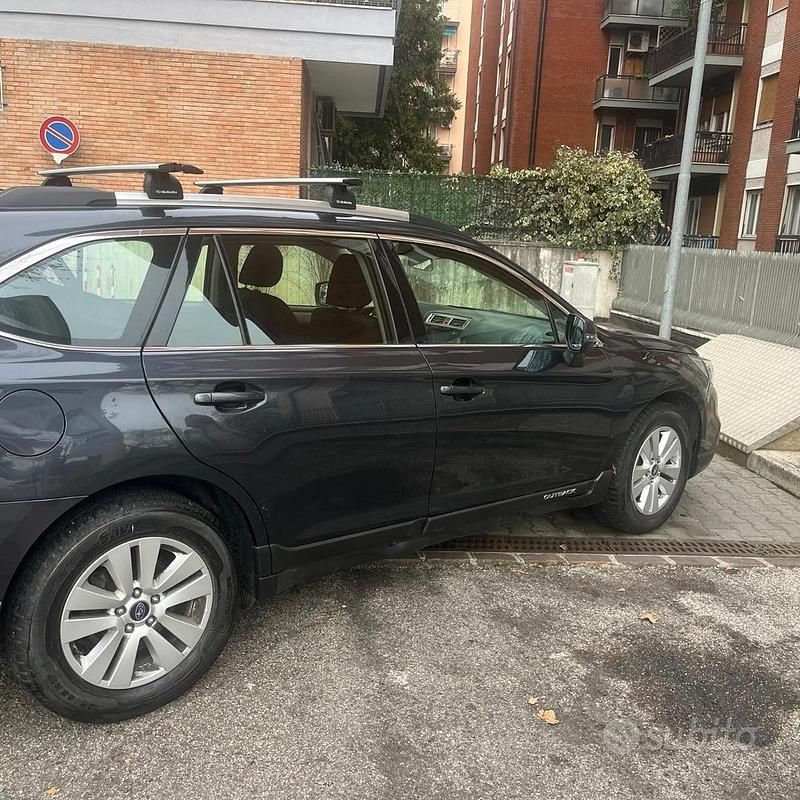 Usado Subaru Outback 150 CV (110 kW) 2015 Negro Familiar