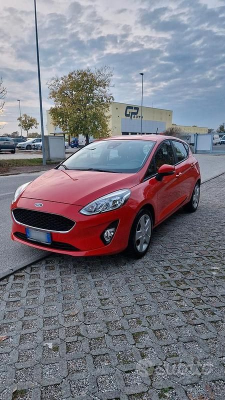 Rosso Usata 2017 Ford Fiesta Tre volumi | 9700 € (Buon prezzo) - Immagine 1/4