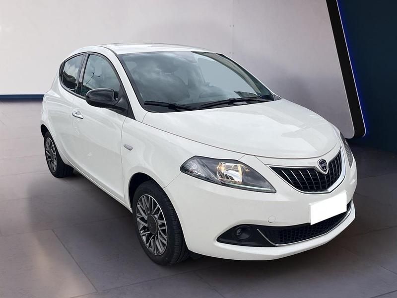 Usata Lancia Ypsilon Gold 70 CV (51 kW) 2021 Bianco Utilitaria