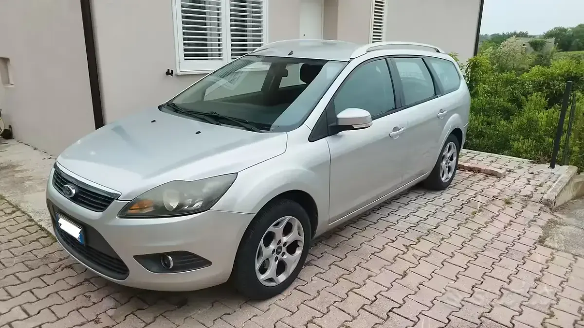 Usado Ford Focus 115 HP (84 kW) 2010 Cinzento Carrinha