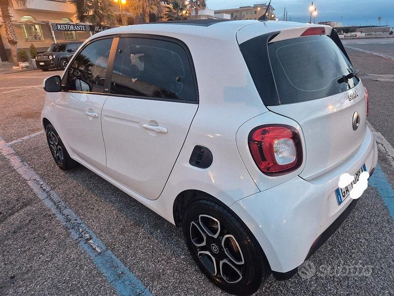 Bianco Usata 2016 Smart ForFour Utilitaria | 8999 € - Immagine 1/4