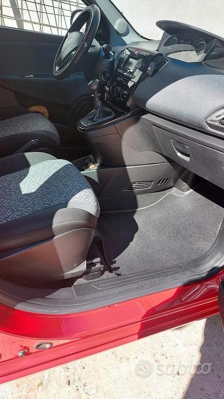 Usata Lancia Ypsilon 69 CV (50 kW) 2018 Rosso Utilitaria