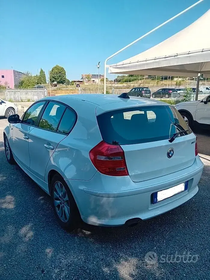 Usata BMW 116 122 CV (89 kW) 2009 Bianco Utilitaria