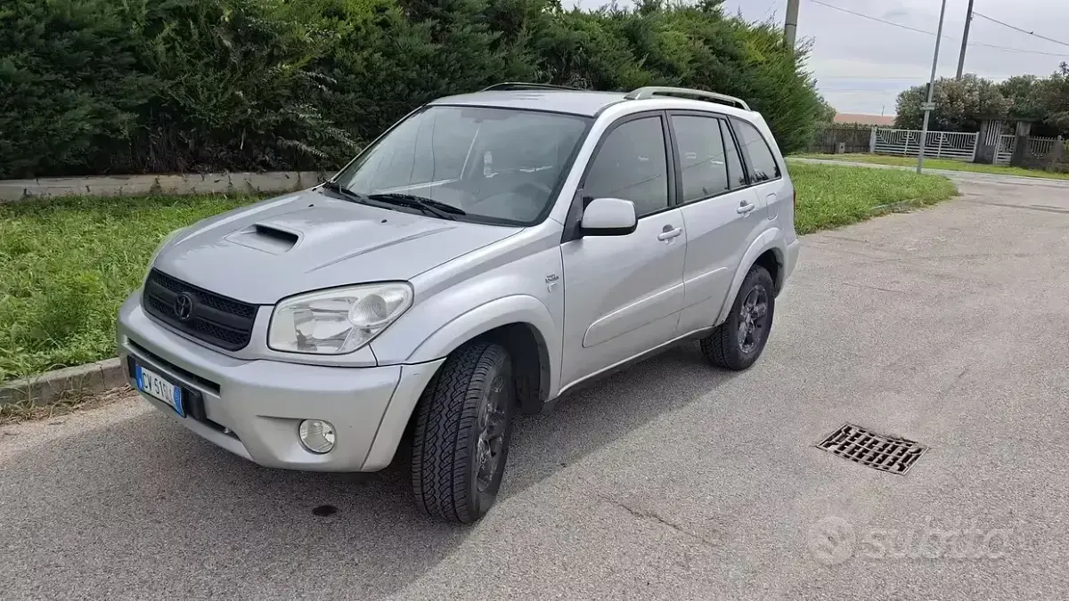 Usata Toyota RAV4 116 CV (85 kW) 2005 Grigio SUV