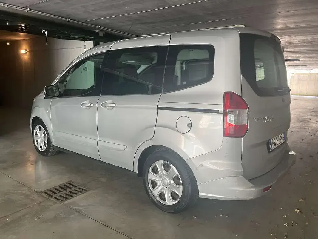 Usata Ford Tourneo Courier 75 CV (55 kW) 2015 Argento Monovolume