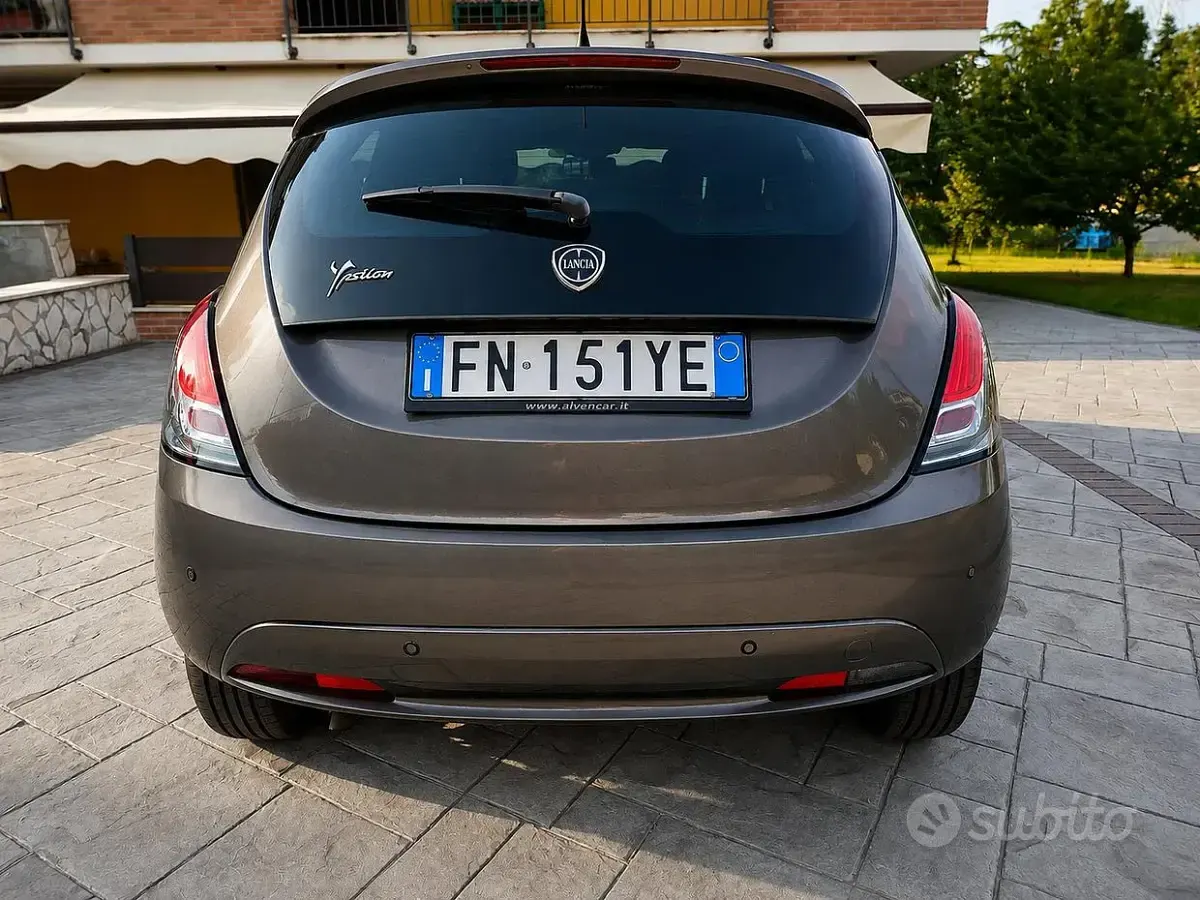 Usata Lancia Ypsilon Silver 69 CV (50 kW) 2018 Grigio Utilitaria