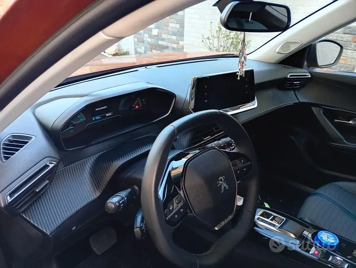 Usata Peugeot e-2008 56 kW (77 CV) 2022 Nero SUV