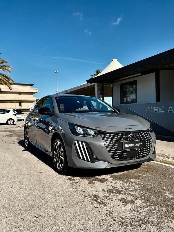 Usata Peugeot 208 Allure 101 CV (74 kW) 2025 Grigio Utilitaria