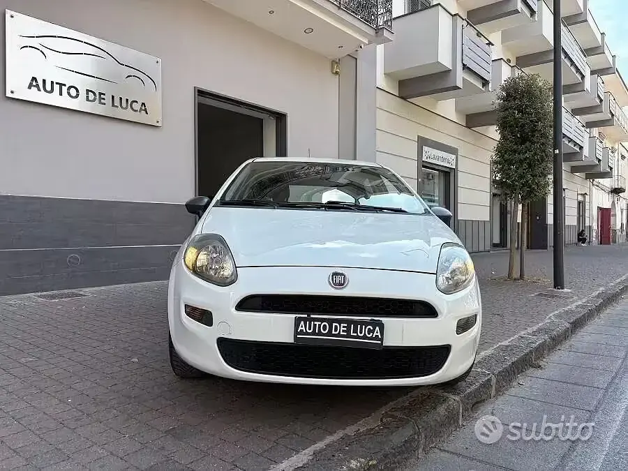 Usata Fiat Punto Young 77 CV (56 kW) 2016 Bianco Utilitaria