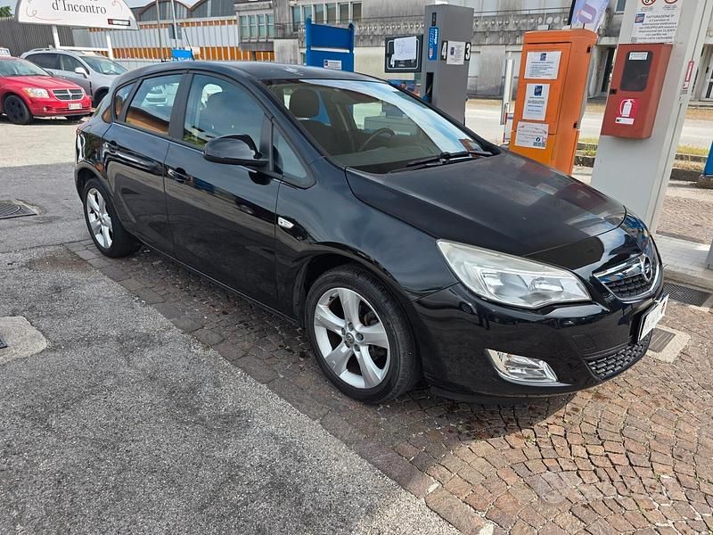 Other Usata 2011 Opel Astra Cosmo Tre volumi | 2400 € (Buon prezzo) - Immagine 1/4