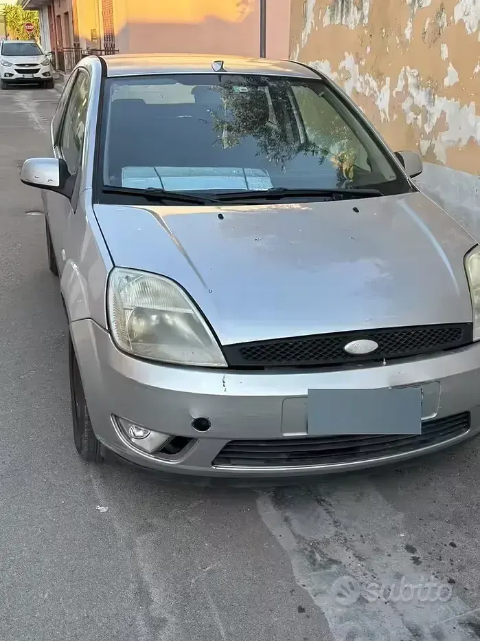 Usata Ford Fiesta 68 CV (50 kW) 2005 Grigio Utilitaria