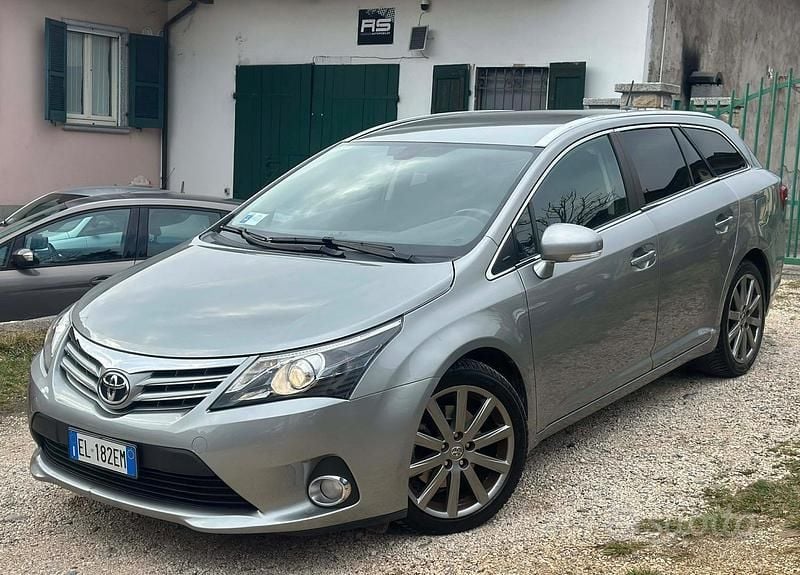 Usata Toyota Avensis Style 150 CV (110 kW) 2012 Grigio Station wagon