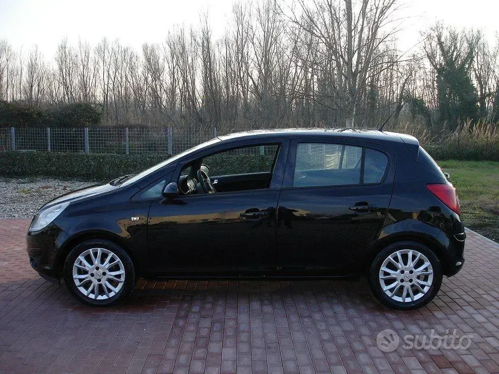 Usata Opel Corsa 80 CV (58 kW) 2010 Nero Berlina