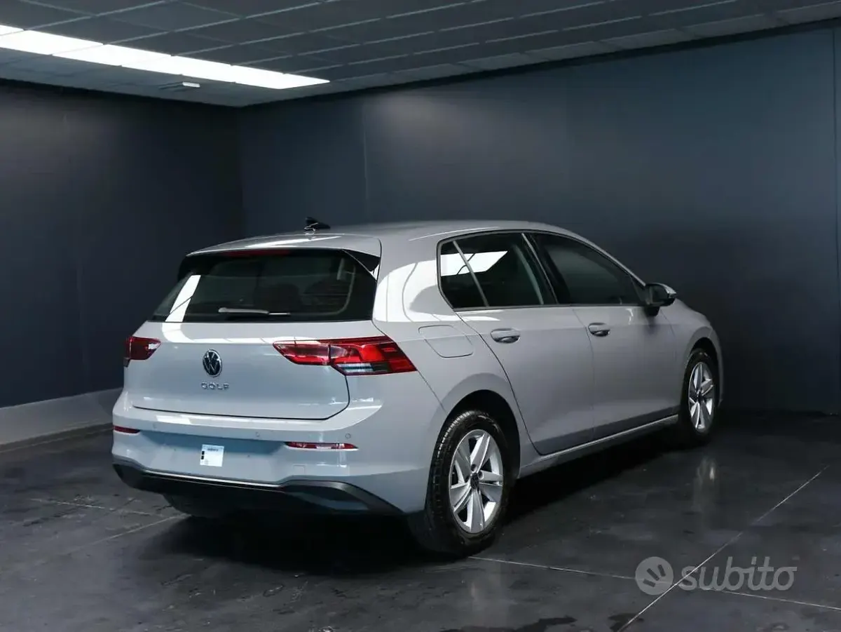 Usata VW Golf VIII Life 116 CV (85 kW) 2024 Grigio pastello Berlina