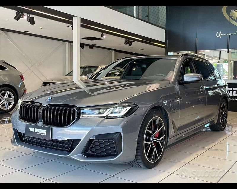 Grigio Usata 2023 BMW 530e M Sport Station wagon | 43.800 € (Buon prezzo) - Immagine 1/4