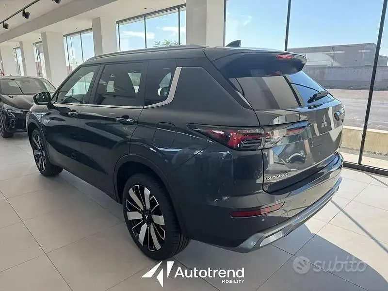 Nuova Mitsubishi Outlander P-HEV Intense 306 CV (225 kW) 2026 Grigio scuro SUV