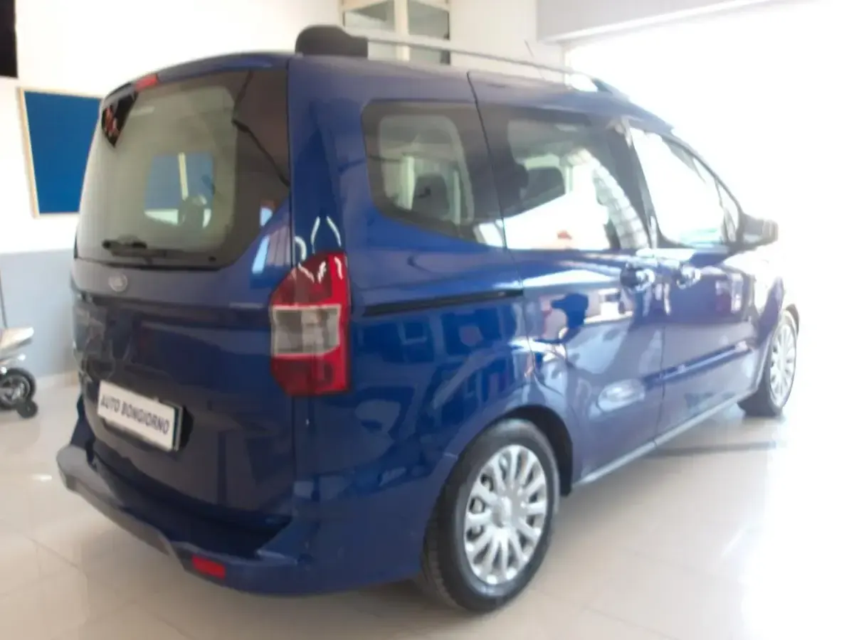 Usata Ford Tourneo Courier Titanium 74 CV (54 kW) 2015 Marrone Monovolume