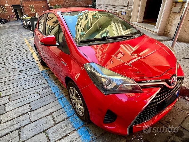 Rosso Usata 2016 Toyota Yaris Hybrid Tre volumi | 7700 € (Super prezzo) - Immagine 1/4