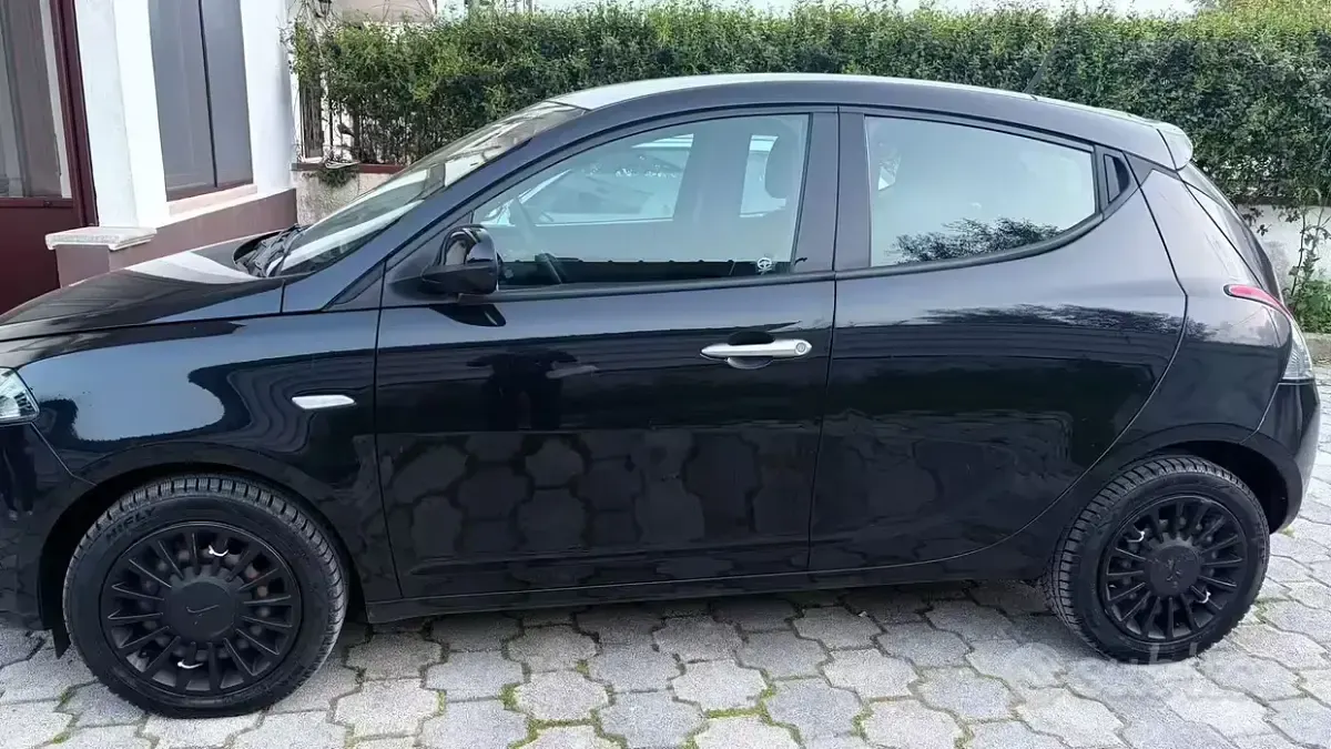 Usata Lancia Ypsilon Silver 69 CV (50 kW) 2022 Nero Utilitaria