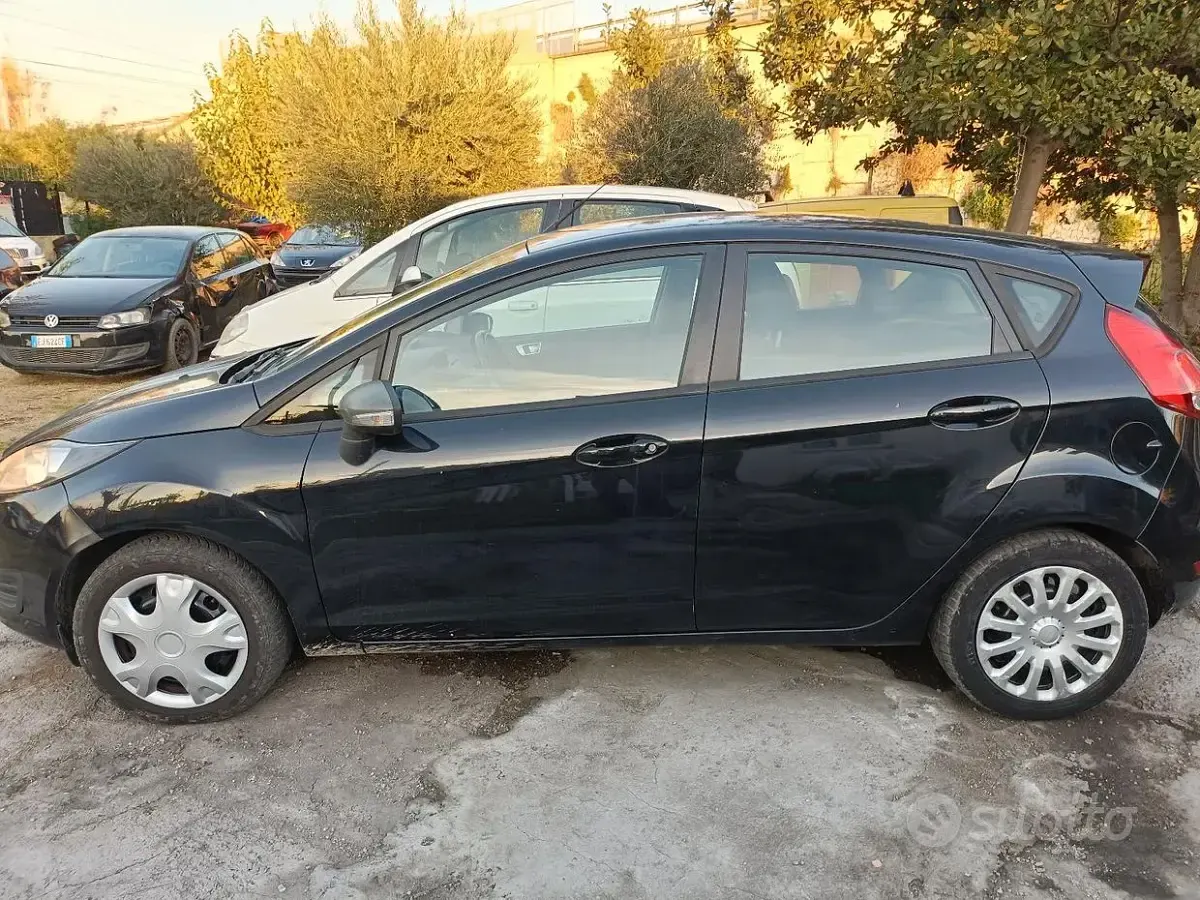 Usata Ford Fiesta 75 CV (55 kW) 2013 Nero Utilitaria