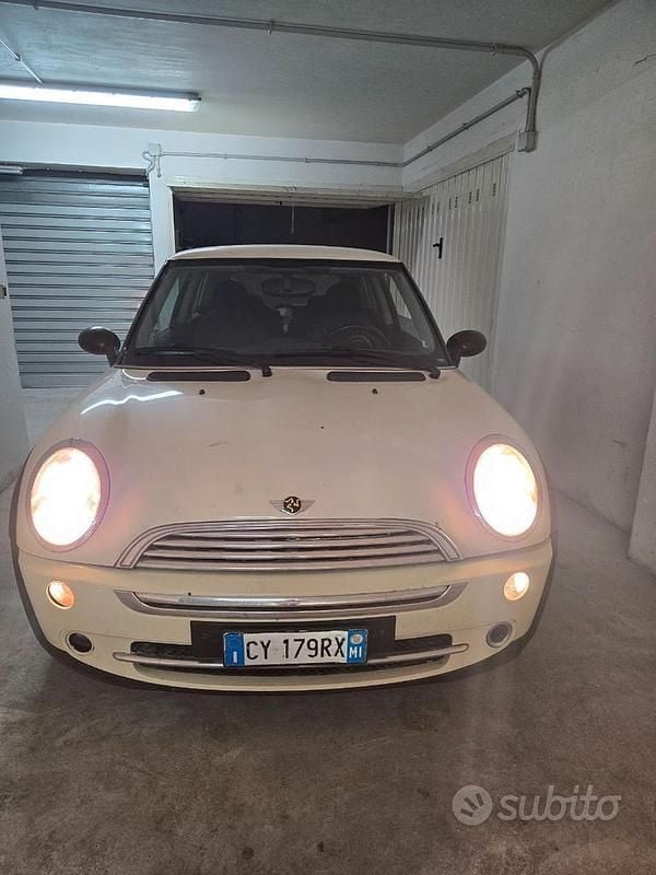 Begagnad Mini ONE 90 HK (66 kW) 2005 Vit Halvkombi