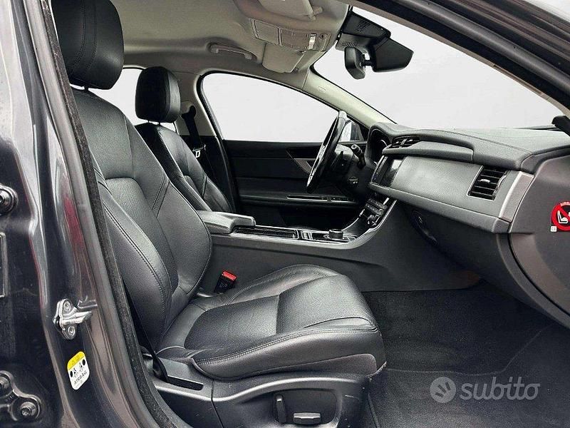 Usata Jaguar XF Prestige 180 CV (132 kW) 2017 Antracite Berlina