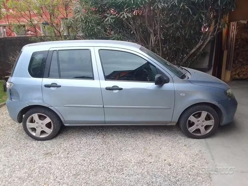 Usata Mazda 2 68 CV (50 kW) 2006 Blu Utilitaria
