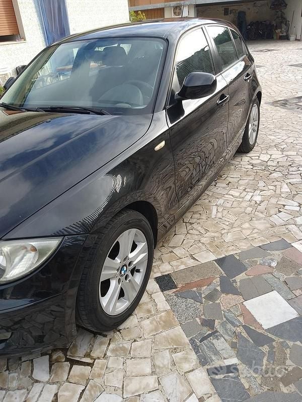 Usata BMW 118 122 CV (89 kW) 2009 Nero Utilitaria
