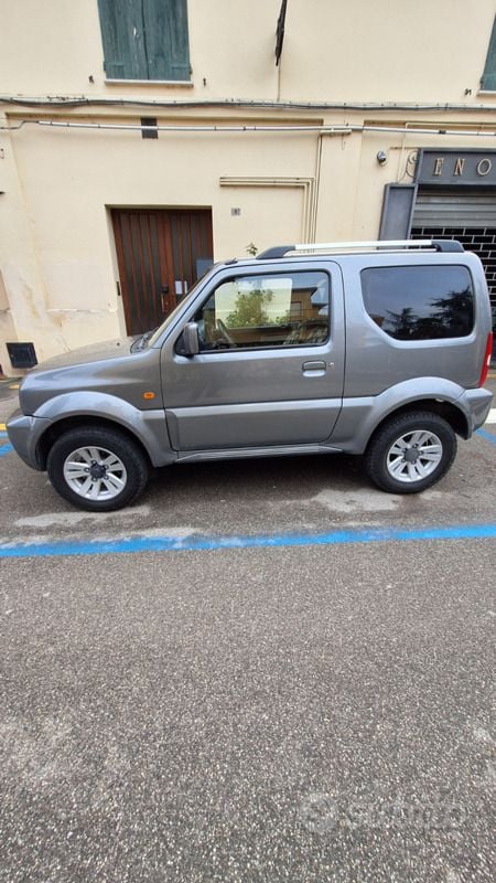 Usata Suzuki Jimny 86 CV (63 kW) 2010 Grigio SUV
