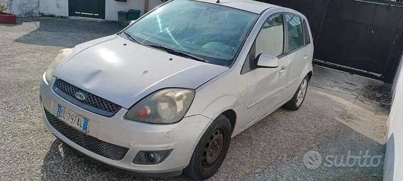 Usata Ford Fiesta 68 CV (50 kW) 2007 Grigio Utilitaria