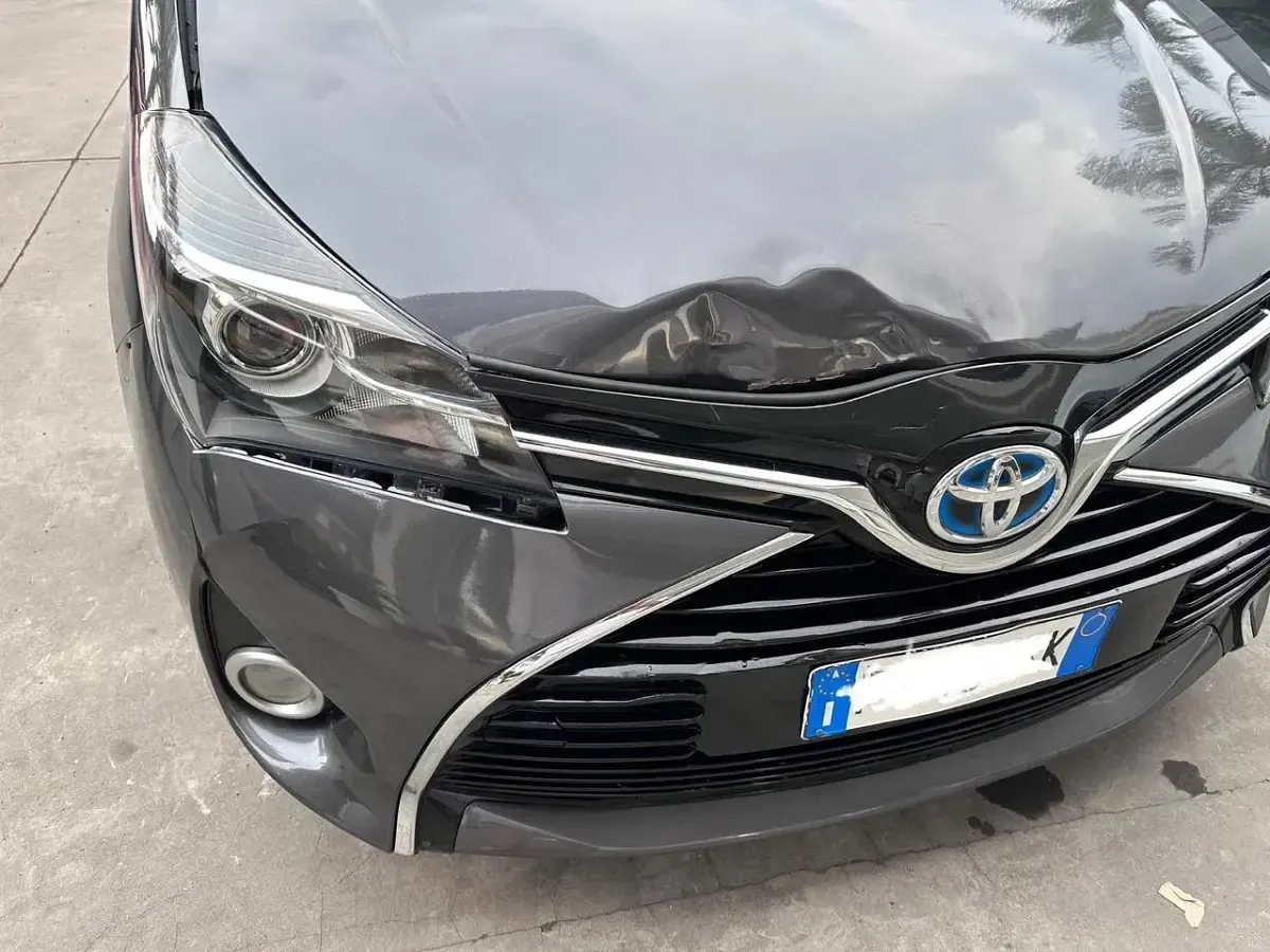 Usata Toyota Yaris Hybrid Business Edition 73 CV (53 kW) 2016 Grigio Berlina