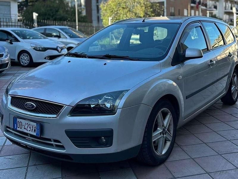 Usado Ford Focus Style 110 HP (80 kW) 2006 Cinzento Carrinha