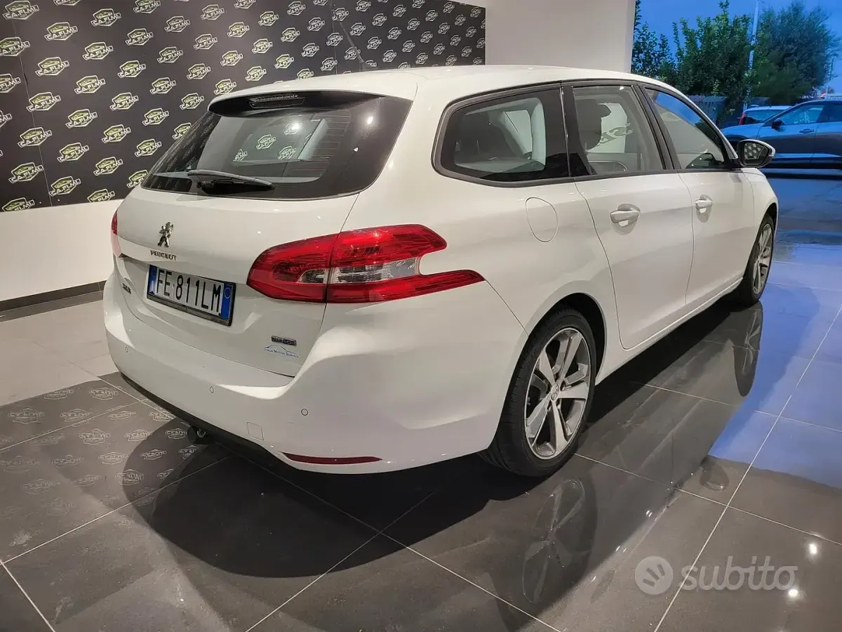 Usado Peugeot 308 100 CV (73 kW) 2016 Blanco Familiar