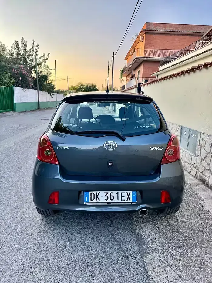 Usata Toyota Yaris 133 CV (97 kW) 2008 Grigio Utilitaria