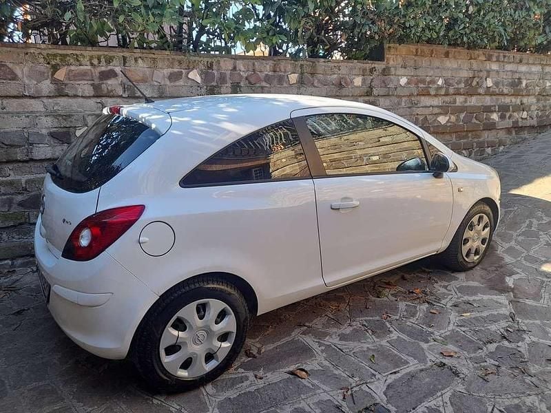 Bianco Usata 2013 Opel Corsa Tre volumi | 3500 € (Ottimo prezzo) - Immagine 1/4