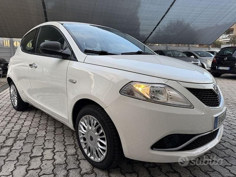 Usata Lancia Ypsilon Gold 69 CV (50 kW) 2015 Bianco Utilitaria