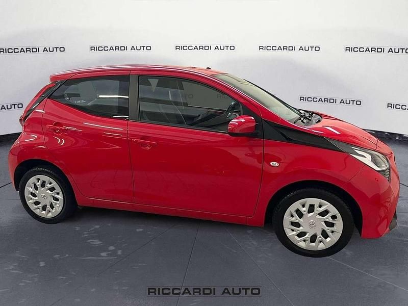 Usata Toyota Aygo Business Edition 72 CV (52 kW) 2019 Rosso Utilitaria