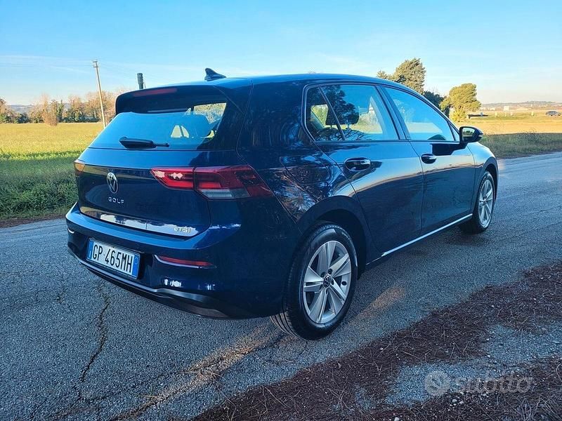 Usata VW Golf VIII Life 131 CV (96 kW) 2023 Blu Berlina