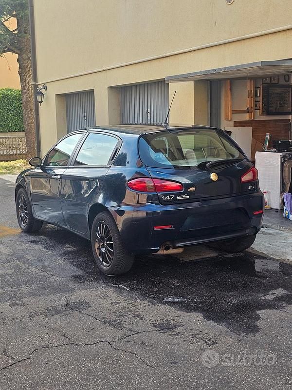 Usata Alfa Romeo 147 Distinctive 120 CV (88 kW) 2008 Blu Utilitaria